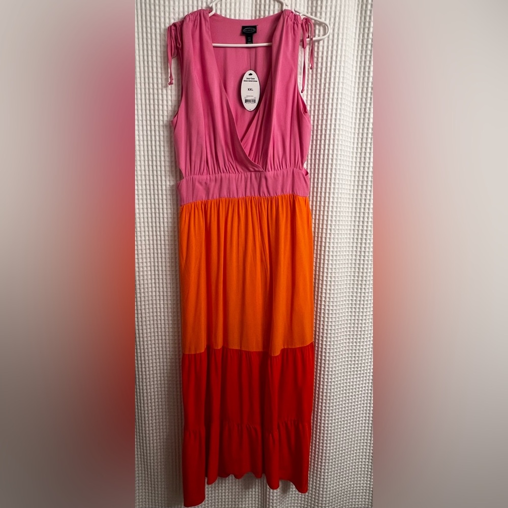 Scoop color block sleeveless dress with side cut outs.